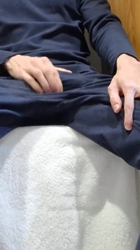 ヨーロッパの男性が喫煙しながら大きなペニスをオナニーしている