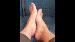 Manlyfoot: 冒着在 vline 公共列车上展示我皱纹的脚底的风险 - 公共脚 - manlyfoot