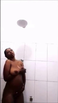 Czarna milf babsie showering action