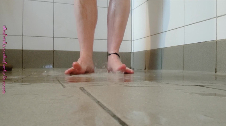 Carmen_Nylonjunge: Lepkie stopy pod prysznicem