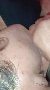 Šukám svou nevlastní dceru do pusy