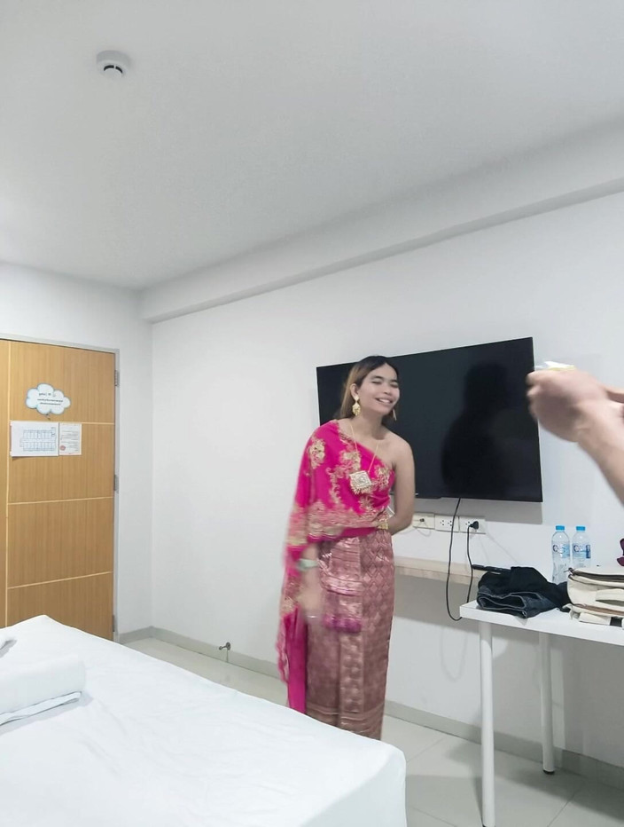 Daralux: गुलाबी थाई पोशाक में थाई लड़की