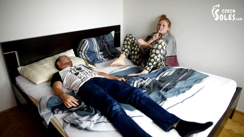 Czech Soles - foot fetish content: Vzrušená jejími velkými bosýma nohama v jeho tváři