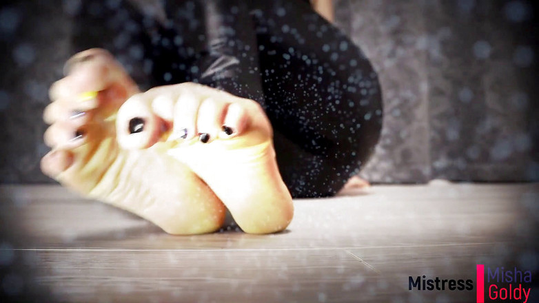 Goddess Misha Goldy: Tolak orgasmemu lagi dan lagi di atas kakiku yang diminyaki!...