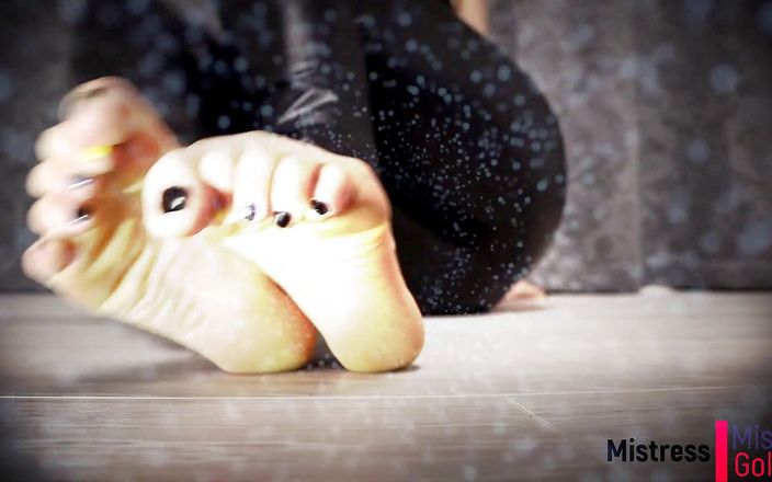 Goddess Misha Goldy: Ontken je orgasme keer op keer over mijn geoliede voeten!...