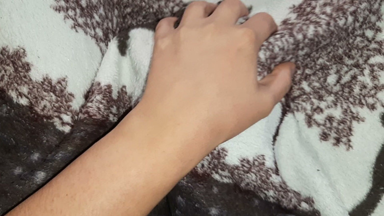 Lesbian-illusion: Zatímco naše hospodyně uklízí, tajně prdíme, lízáme a stříkáme pod...