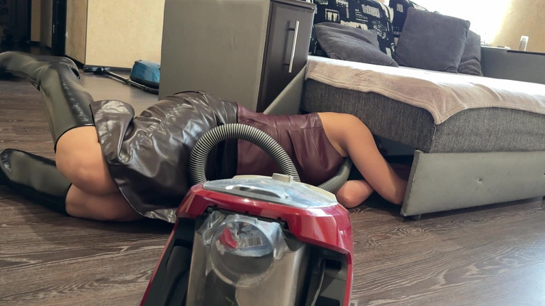 Hottie goddess: Limpeza completa de couro transforma Miele em quase goza em...