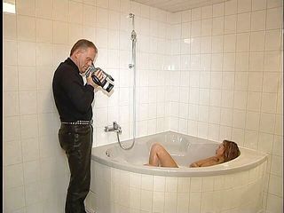 Slutty Teenies: Сексуальна тінка любить приймати ванну і позувати на камеру