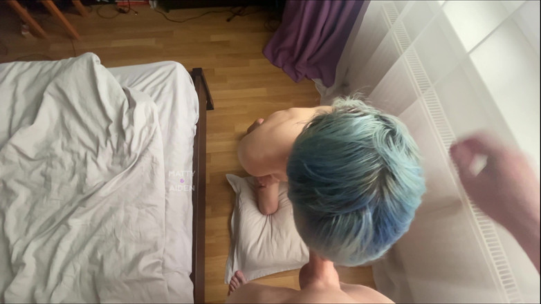 Matty And Aiden: Гей твинк Aiden дает сперму своему худенькому другу Мэтти на завтрак