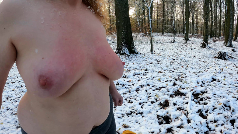 Bouncy Tits Action: 森の中で裸の胸に雪玉を投げる