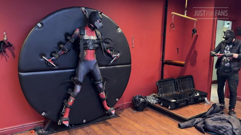 Inmate Cody and SubEdgeX: Pup Twink klädd som Spindel-man fastspänd på bondage Wheel och...