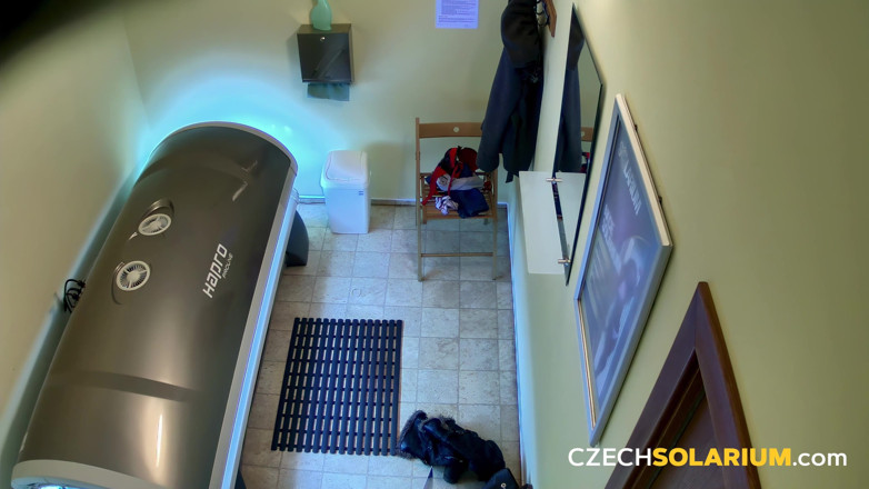 Czech Solarium: České solárium 140: Nadržená mladá žena si znovu hraje se svou kundičkou