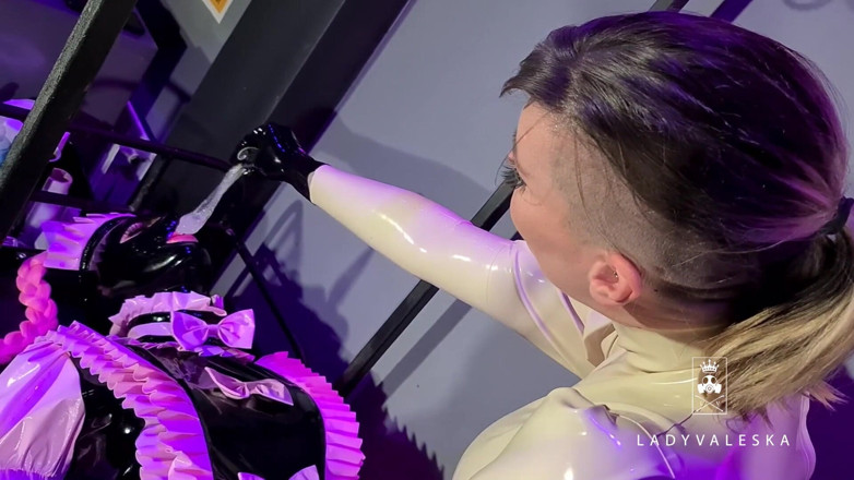 Lady Valeska: Gummi-dolly fütterte drei alte kalte kondome mit sperma