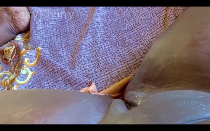Sexy Ebony: Urmărește-mă jucând cu gaura curului și pizda până când ejaculez