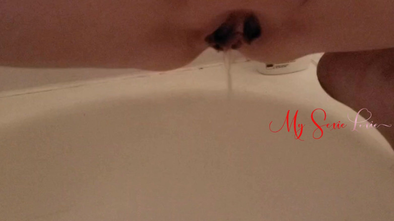 My_Sexie_Lexie: Sika fontanny w wannie, zbliżenie i kilka złotych pryszniców amatorskiej...