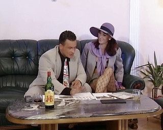 Deutsche Camgirls: Tmavovlasá německá dáma dostane své díry potrestána dvěma tvrdými ptáky