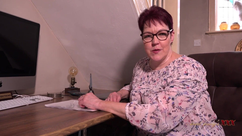 Aunt Judy's XXX: Șefa ta matură țâțoasă Layla Bird îți oferă un nou loc de...