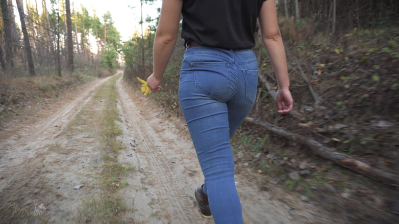 Teasecombo 4K: Tillbedja min promenader vickar röv i blå jeans