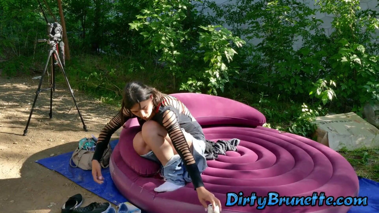 Dirty Brunette: 오줌 싸고 야외에서 갈아입기