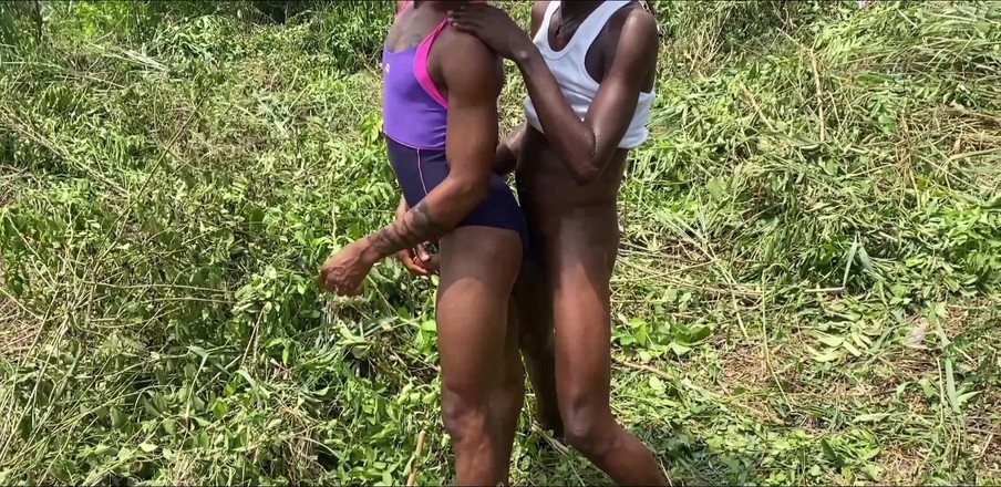 Bullet: Africký bush s dlouhým čůrákem šuká