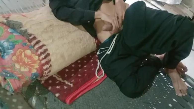 Desiboy gay: Un garçon sexy dans la chambre complète se fait baiser...