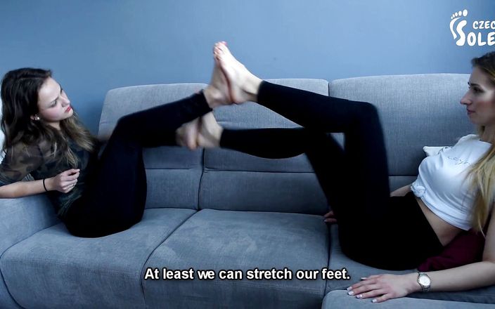 Czech Soles - foot fetish content: 两个女孩把她们性感的赤脚粘在一起！