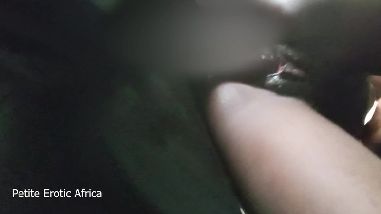 Petite Erotic Africa: Сладкая худенькая чернокожая тинка сзади
