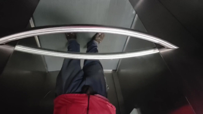 CarvingShovel: Pamer kontol di lift umum