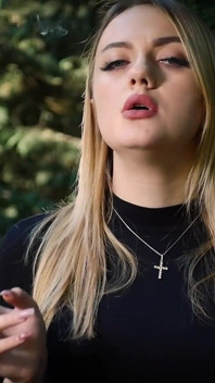 Ateşli sarışın hatun doğada bir siyah sigara içiyor