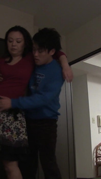 He Creampied Her, and Then After the Meal, She Happily Sucked His Super Fake