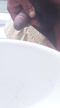 Hoje nos masturbamos lembrando a calcinha da mulher que vende celulares.