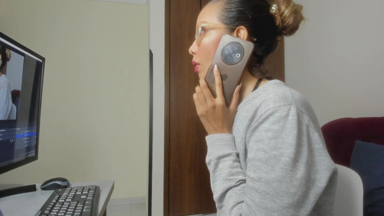 Latin webcam: สาวละตินหุ่นเปื้อนช่วยตัวเองเมื่อกลับบ้านจากที่ทํางานเพื่อคลายเครียด