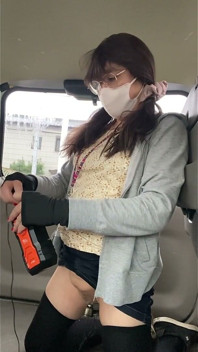 Numer 321 na parkingu supermarketu
