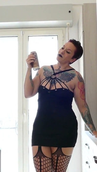 Lady Morgana testa instrumentos medievais no Slave F