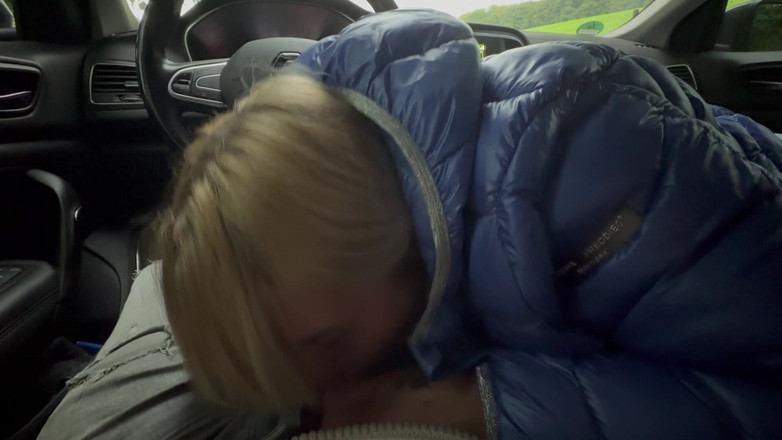 Bonieclydeerotik: Utomhus Bil Avsugning Till Cumshot Djupt I Halsen Par Blond...