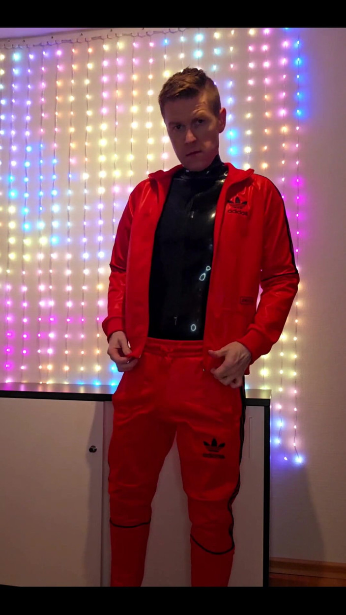 Roman Heart: Chándal rojo de Adidas