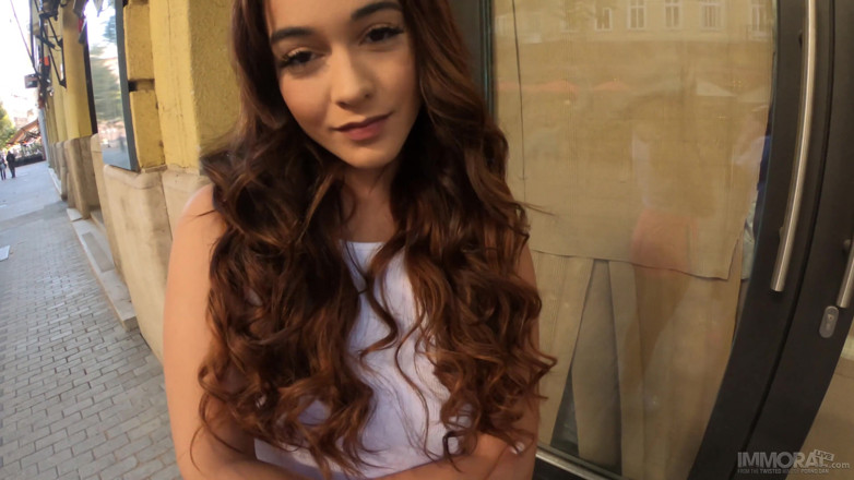 Immoral Live: ブルネットの美しさは、彼女のステップの兄弟の前で彼女を犯すために彼女のコーチに圧力をかけます