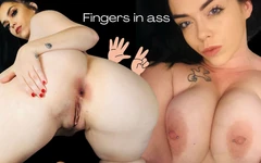 Райан посміхається пальцями в її дупу