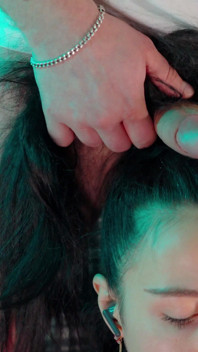 Freeuse Hairjob, zatímco ona vapes a svitky