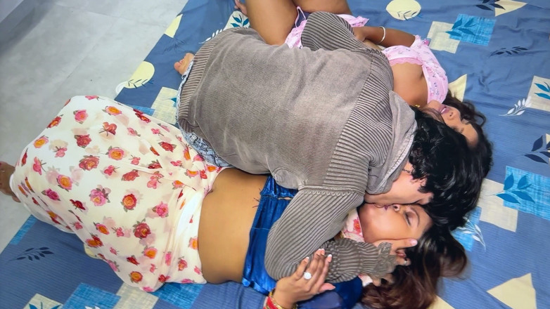 Horny-Girl-69: ลูกพี่ลูกน้องสาวตั้งลูกพี่ลูกน้องชายกับเพื่อนของเธอ