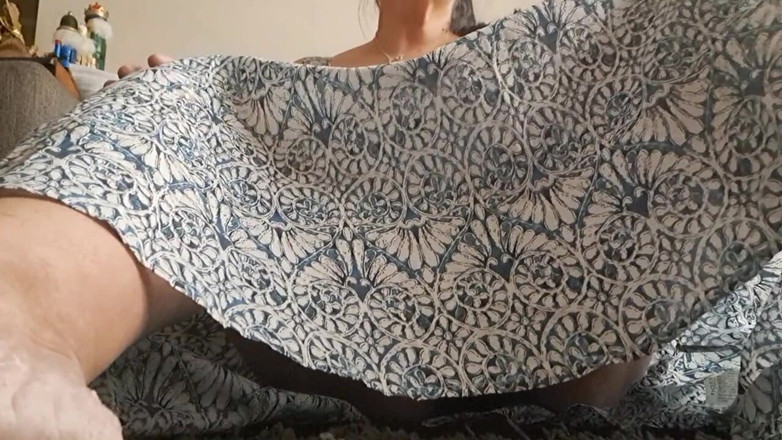 Mommy big hairy pussy: 裙底下，惊喜