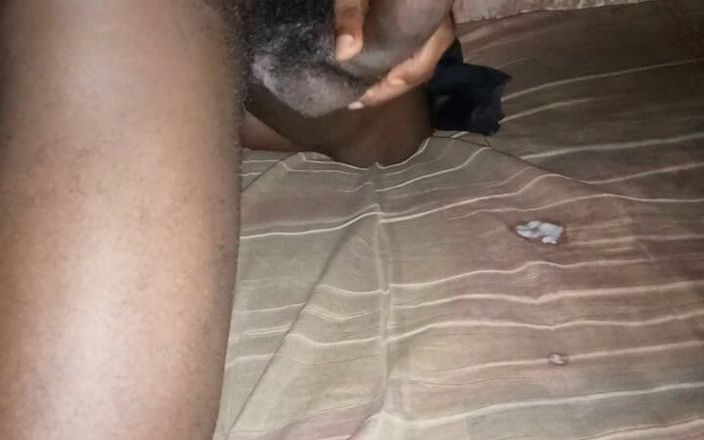 Masturbator emmy: おもちゃを使わずにオナニーしたり、トイレに行ったりする