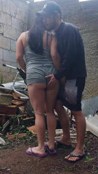 Memakan seorang gadis di pesta, di belakang peternakan