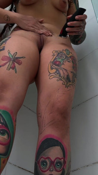 La géante fait de toi sa prisonnière pour que tu puisses regarder pendant qu’elle se rase !