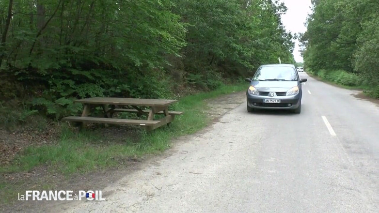 Rue Chaude: Milfka s velkými prsy má anál ošukaný na silnici mechanikem