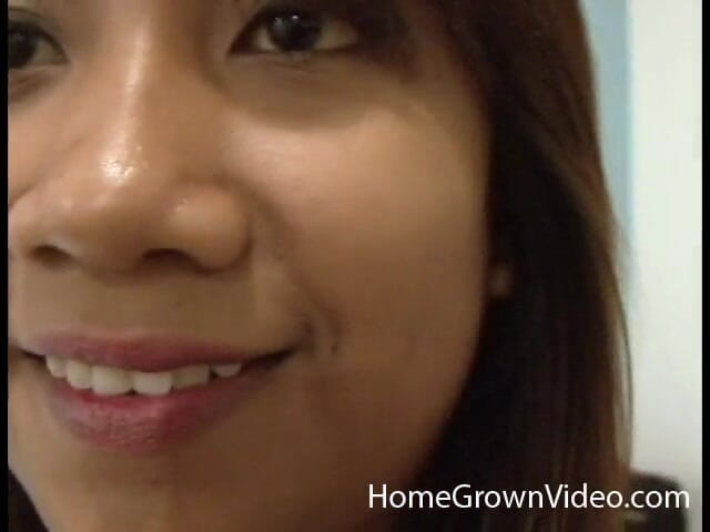 Homegrown Asian: Nuch spreidt haar harige poesje om de pik van Mr...