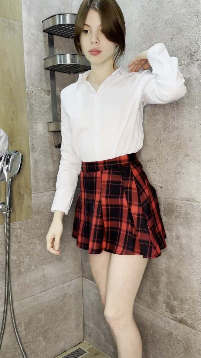 anibutler: Sexy studentessa si spoglia sotto la doccia e scopa il...