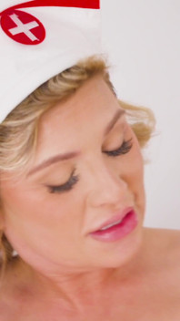 Niegrzeczna pielęgniarka Andie Anderson opiekuje się każdą potrzebą G.i. Joeya