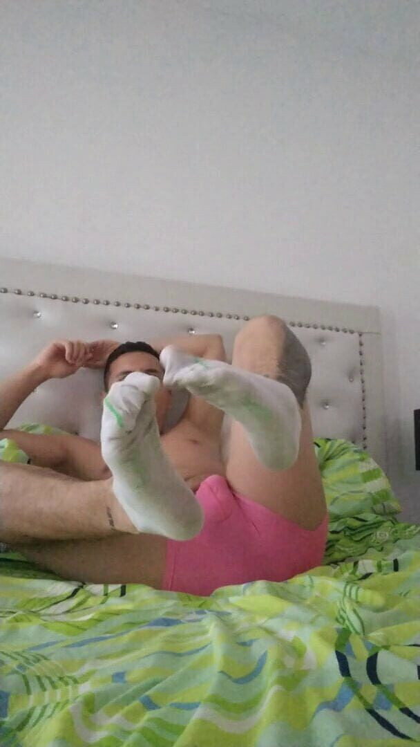 Tomas Styl: L'uomo mostra i suoi piedi mentre tocca il suo pene