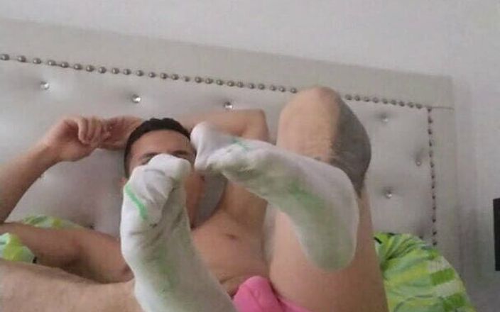 Tomas Styl: आदमी अपने लंड को छूते हुए अपने पैर दिखाता है